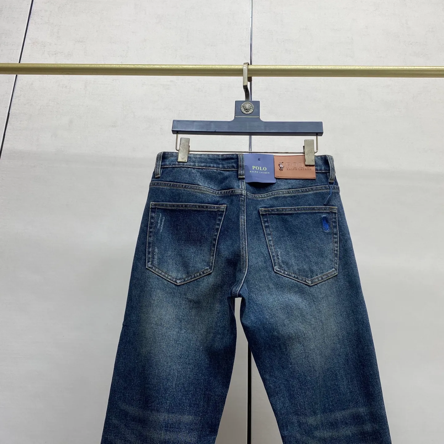 P230. 2025 Autumn and Winter European Counter New Style, Super A Purchasing Level Overseas Trading Company Order Source, Top Original High-end Men's Customized Fashion Slim Small Straight Jeans 999～6 Color: Heavy craftsmanship, fried sand and water, picture color Size: 29-40 Fabric: Denim washed jeans! Luxurious experience. Customer-supplied trade channel. The simple and charming classic trousers are made of customer-supplied denim. The texture is thick, comfortable and breathable. The high-quality tailoring is top-notch, and the overall design is very refined. The cuffing design on the inside and outside is perfect, and the use of poly-strand mechanical needle edge-sealing technology highlights the brand's luxurious inner charm. The brand logo is full and thick, and the chiseled buttons are thick and rigorous, bringing a new fashion taste to this mediocre trousers!  Excipients: Complete with three standards